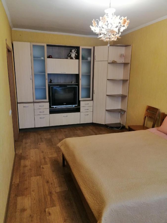 Уютная Квартира На Лётной 6 Chernihiv Bagian luar foto